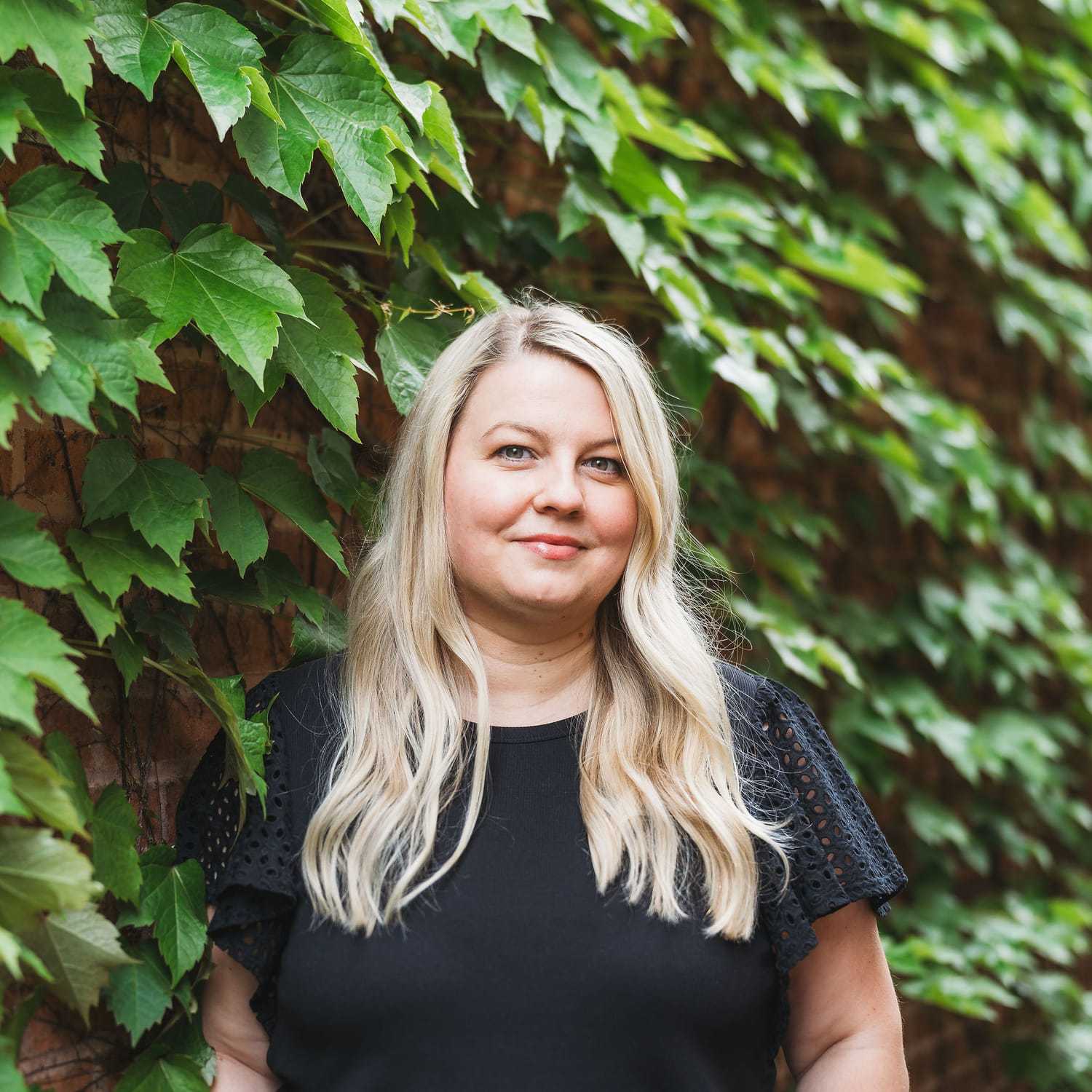 Portrait of Merita, a professional stylist at Anasa Salon, showcasing their expertise and style.