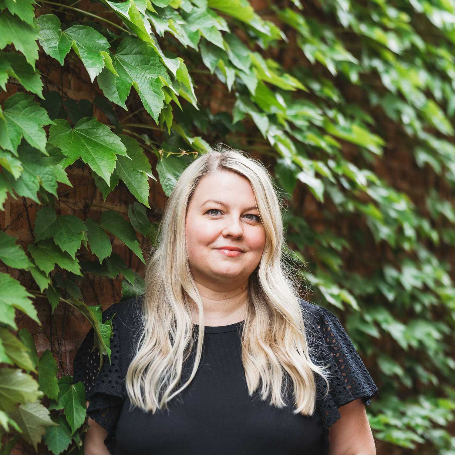Portrait of Merita, a professional stylist at Anasa Salon, showcasing their expertise and style.