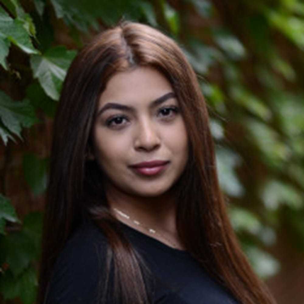 Portrait of Nayeli, a professional stylist at Anasa Salon, showcasing their expertise and style.