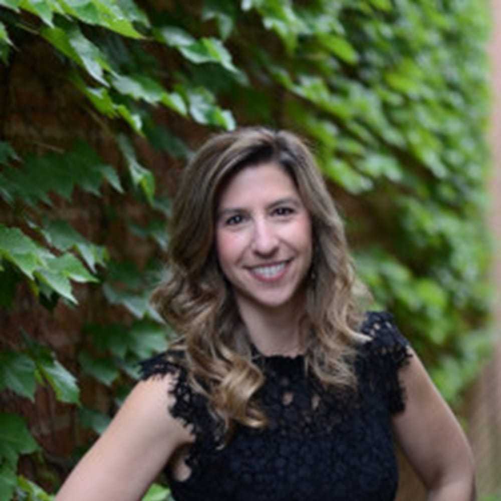 Portrait of Jessica, a professional stylist at Anasa Salon, showcasing their expertise and style.